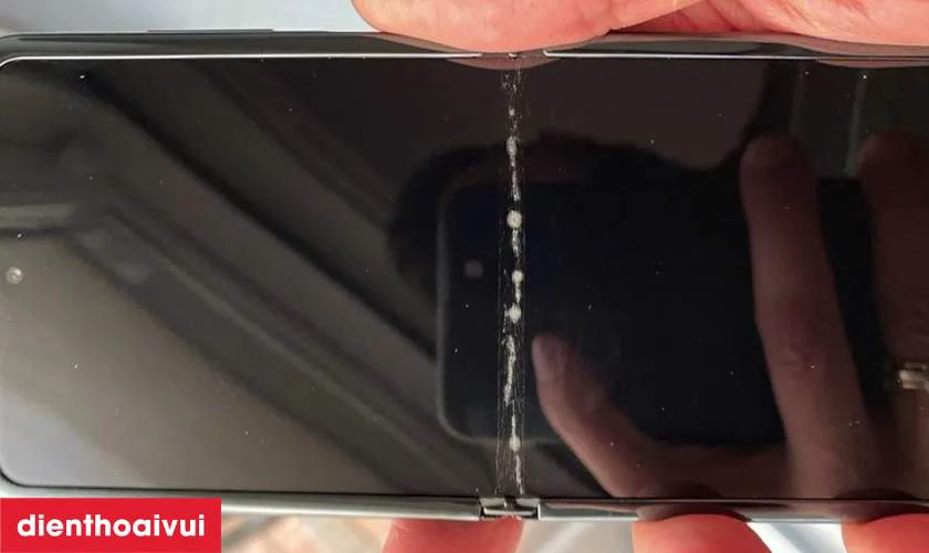 C&aacute;c dấu hiệu nhận biết bạn cần thay &eacute;p k&iacute;nh Samsung Galaxy Z Flip 4 mới