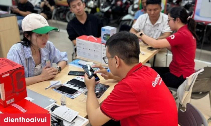 Quy tr&igrave;nh thay &eacute;p k&iacute;nh Z Flip 5 minh bạch lấy liền tại Điện Thoại Vui