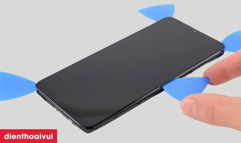 Thay &eacute;p k&iacute;nh cảm ứng mới