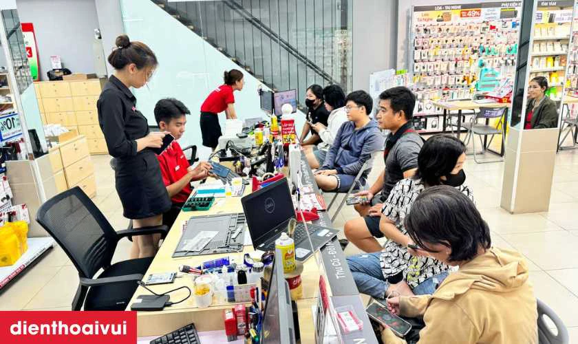 Địa chỉ thay &eacute;p k&iacute;nh Samsung M33 5G ở đ&acirc;u uy t&iacute;n, lấy liền lại TPHCM v&agrave; H&agrave; Nội