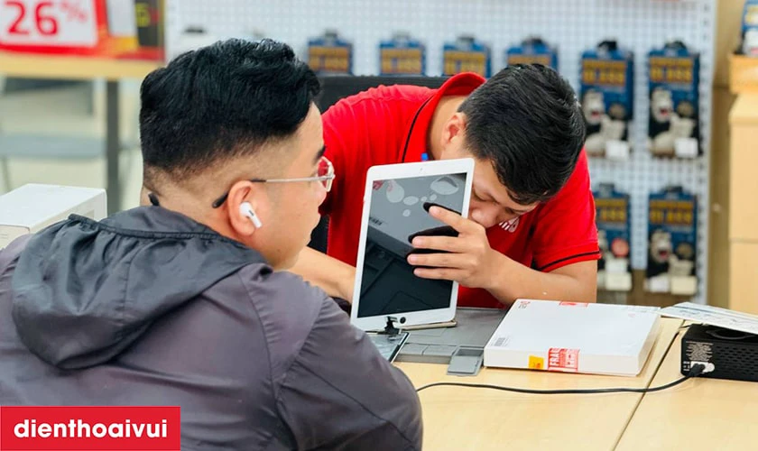 Dịch vụ thay &eacute;p k&iacute;nh Samsung Tab S9 FE ch&iacute;nh h&atilde;ng, lấy liền tại Điện Thoại Vui