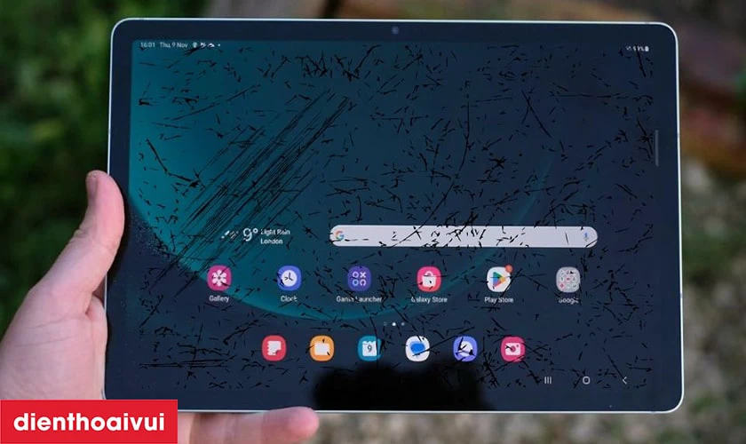 Mặt k&iacute;nh Samsung Tab S9 FE bị trầy xước nặng