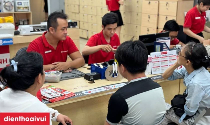 Dịch vụ thay &eacute;p k&iacute;nh Tecno POVA 3 ch&iacute;nh h&atilde;ng, lấy liền tại Điện Thoại Vui