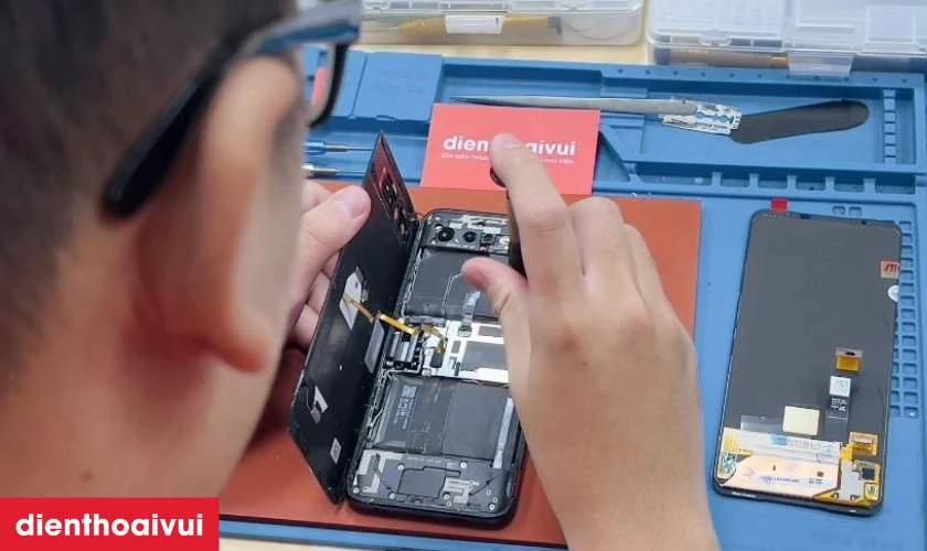 Thay &eacute;p k&iacute;nh mới cho điện thoại