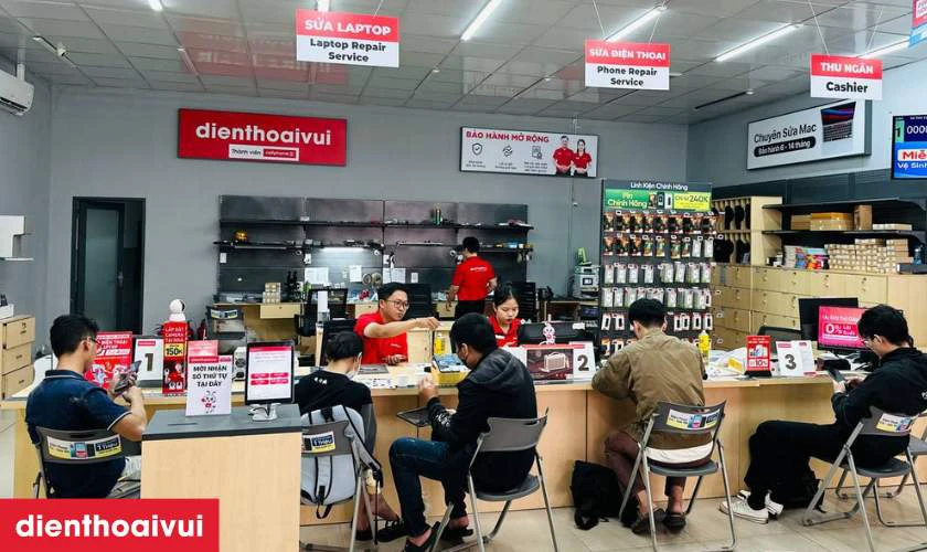 Dịch vụ thay &eacute;p k&iacute;nh Tecno Pova 4 Pro ch&iacute;nh h&atilde;ng, lấy liền tại Điện Thoại Vui