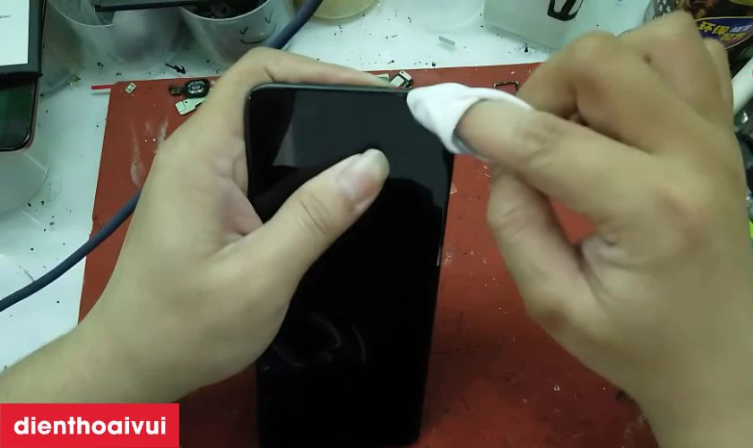 Tiến h&agrave;nh thay &eacute;p k&iacute;nh TECNO POVA 6