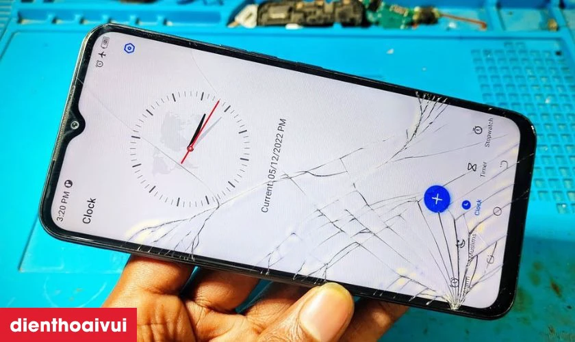 Nứt vỡ mặt k&iacute;nh l&agrave; dấu hiệu cho thấy bạn cần thay &eacute;p k&iacute;nh mới cho Tecno Spark 8C
