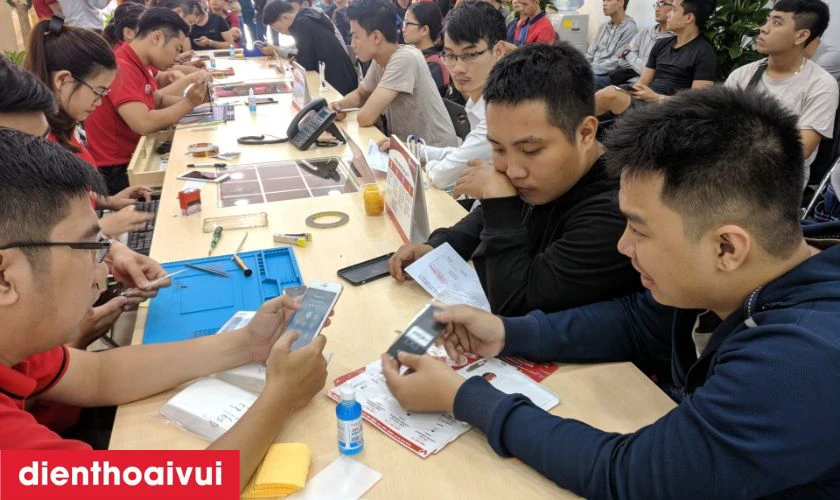 Quy tr&igrave;nh thay &eacute;p k&iacute;nh Vivo chuy&ecirc;n nghiệp tại Điện Thoại Vui