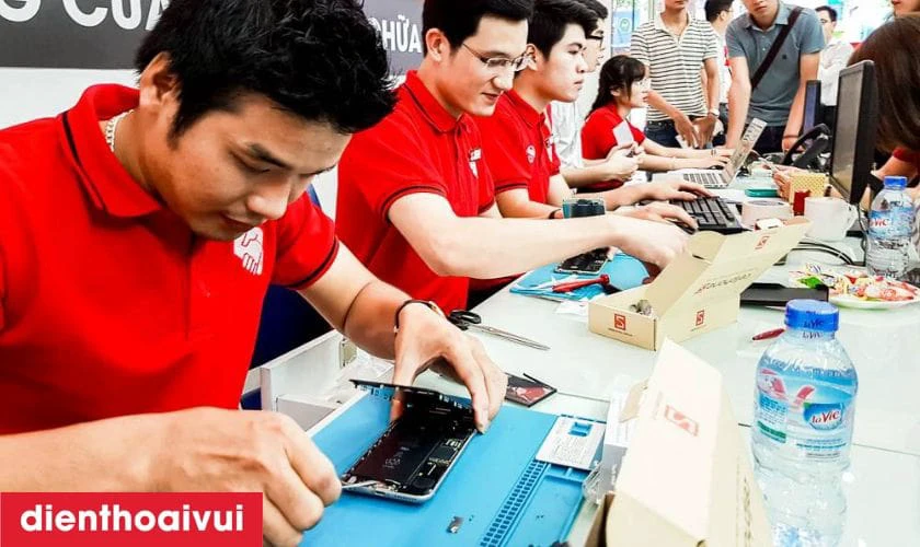Gỡ lớp k&iacute;nh vỡ v&agrave; vệ sinh m&agrave;n h&igrave;nh