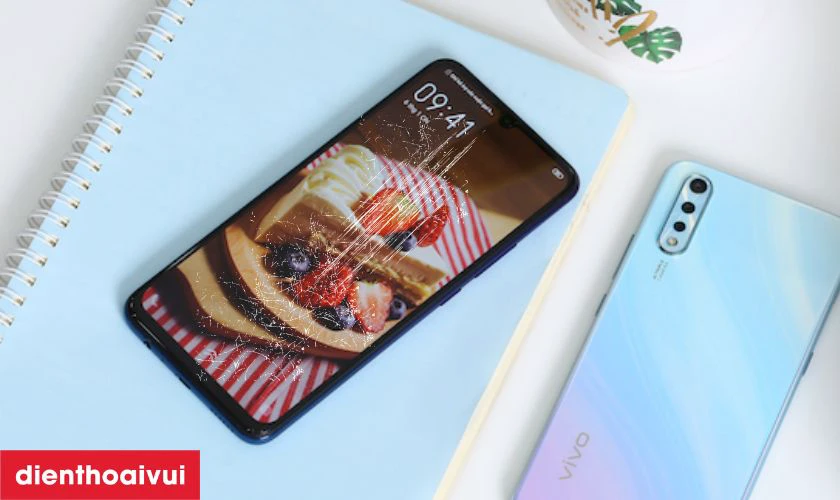 Mặt k&iacute;nh c&oacute; nhiều vết trầy xước