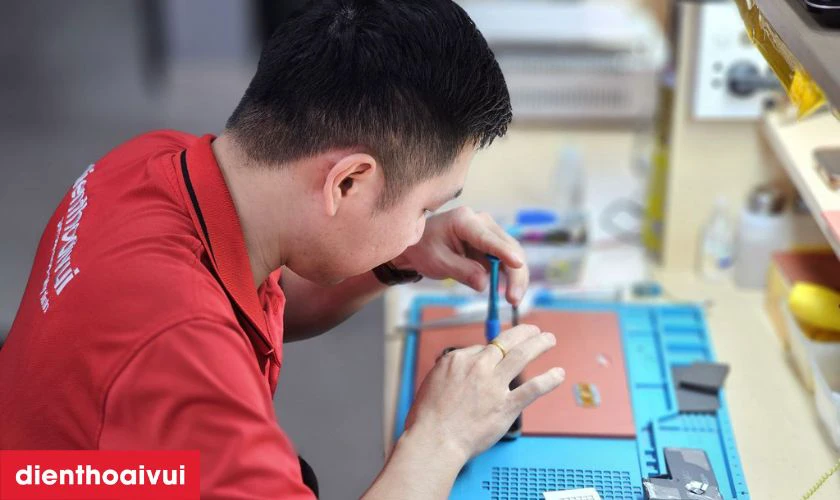 Quy tr&igrave;nh thay &eacute;p k&iacute;nh Vivo V20 SE minh bạch lấy liền tại Điện Thoại Vui