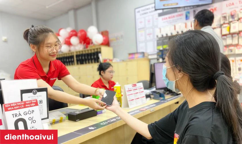 Kh&aacute;ch h&agrave;ng sẽ kiểm tra điện thoại v&agrave; thanh to&aacute;n