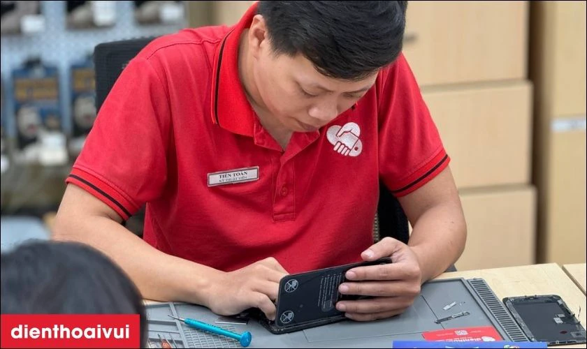 Quy tr&igrave;nh thay &eacute;p k&iacute;nh Vivo V27e minh bạch lấy liền tại Điện Thoại Vui