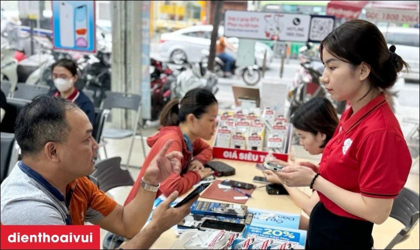 Dịch vụ thay &eacute;p k&iacute;nh ch&iacute;nh h&atilde;ng, lấy liền tại Điện Thoại Vui