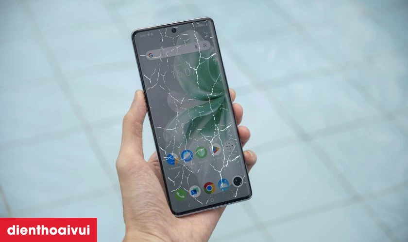 M&agrave;n h&igrave;nh xuất hiện nhiều vết nứt vỡ v&agrave; trầy xước