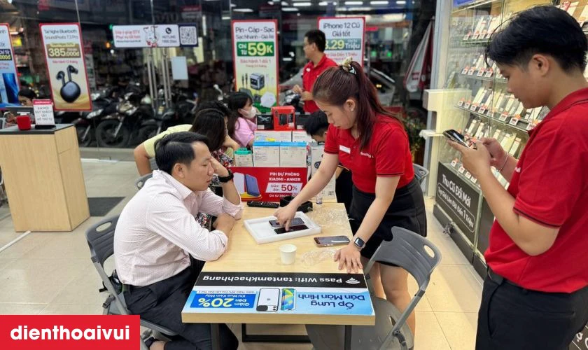 Kh&aacute;ch h&agrave;ng mang m&aacute;y đến cửa h&agrave;ng Điện Thoại Vui gần nhất