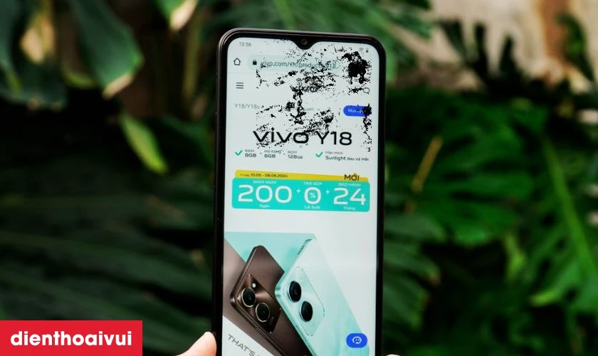 Mặt kính xuất hiện nhiều vết trầy xước gây cản trở tầm nhìn