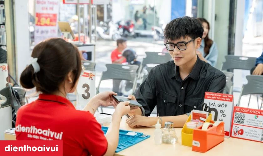 Dịch vụ thay &eacute;p k&iacute;nh Vivo Y21s ch&iacute;nh h&atilde;ng