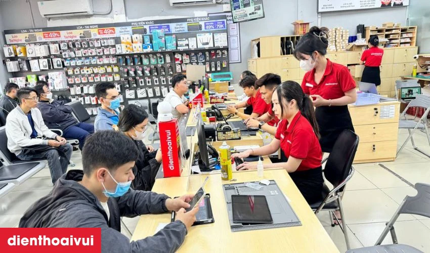 Quy tr&igrave;nh thay &eacute;p k&iacute;nh chuy&ecirc;n nghiệp, minh bạch tại Điện Thoại Vui gi&uacute;p kh&aacute;ch h&agrave;ng an t&acirc;m