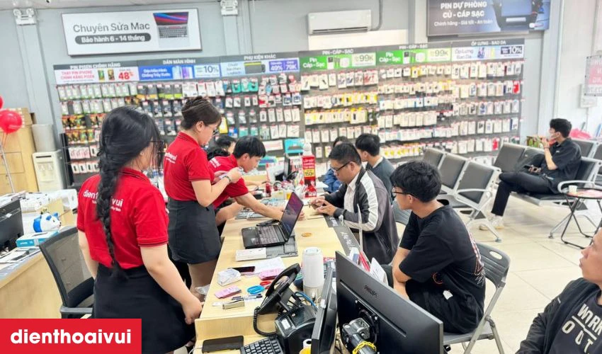 Đến Điện Thoại Vui để được sử dụng dịch vụ thay &eacute;p k&iacute;nh ch&iacute;nh h&atilde;ng tốt nhất