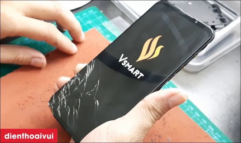 Thay &eacute;p k&iacute;nh điện thoại Vsmart l&agrave; g&igrave;?