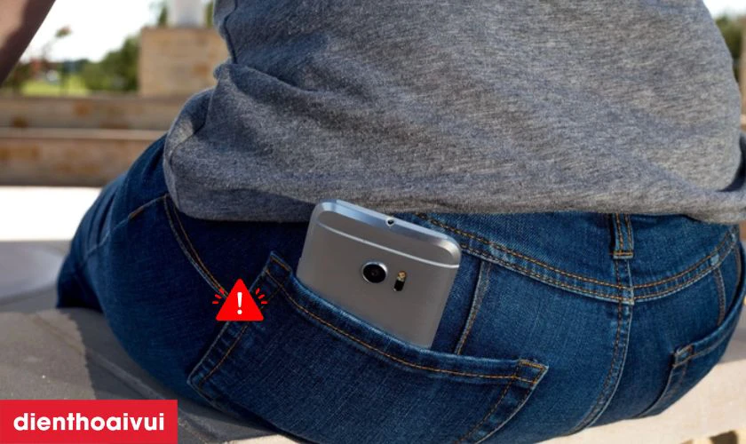 Điện thoại bị đ&egrave; bở vật nặng cũng g&acirc;y nứt k&iacute;nh