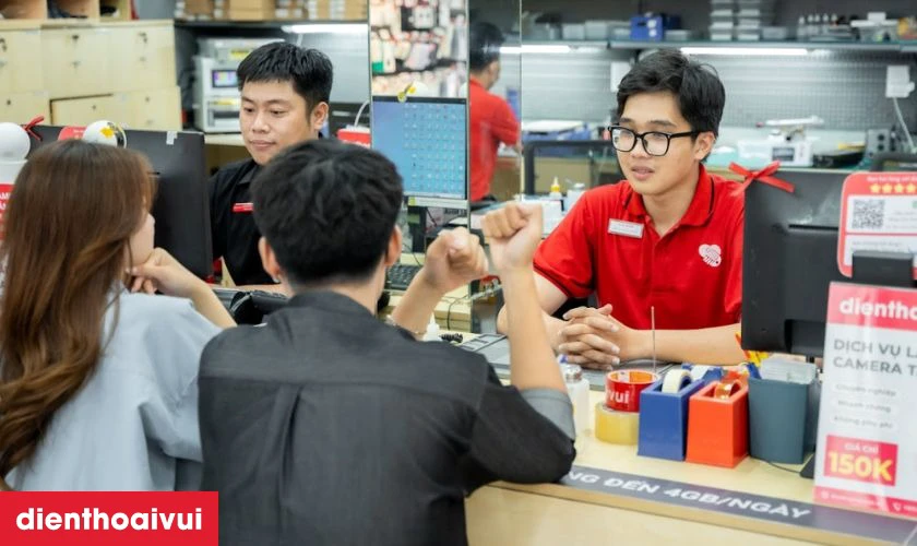 Quy tr&igrave;nh thay &eacute;p k&iacute;nh Xiaomi 12 Pro ch&iacute;nh h&atilde;ng lấy liền tại Điện Thoại Vui
