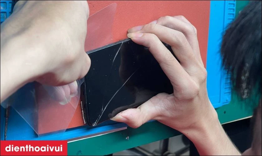 C&aacute;c dấu hiệu nhận biết bạn cần thay &eacute;p k&iacute;nh mới