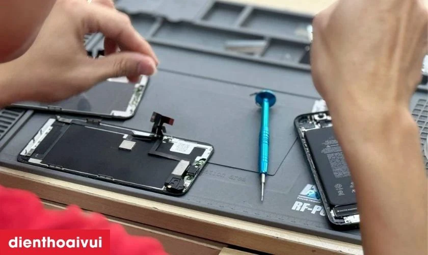 Quy tr&igrave;nh thay &eacute;p k&iacute;nh Xiaomi chuy&ecirc;n nghiệp tại Điện Thoại Vui