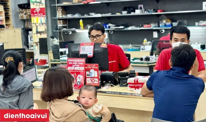 B&agrave;n giao m&aacute;y cho kh&aacute;ch kiểm tra v&agrave; thanh to&aacute;n