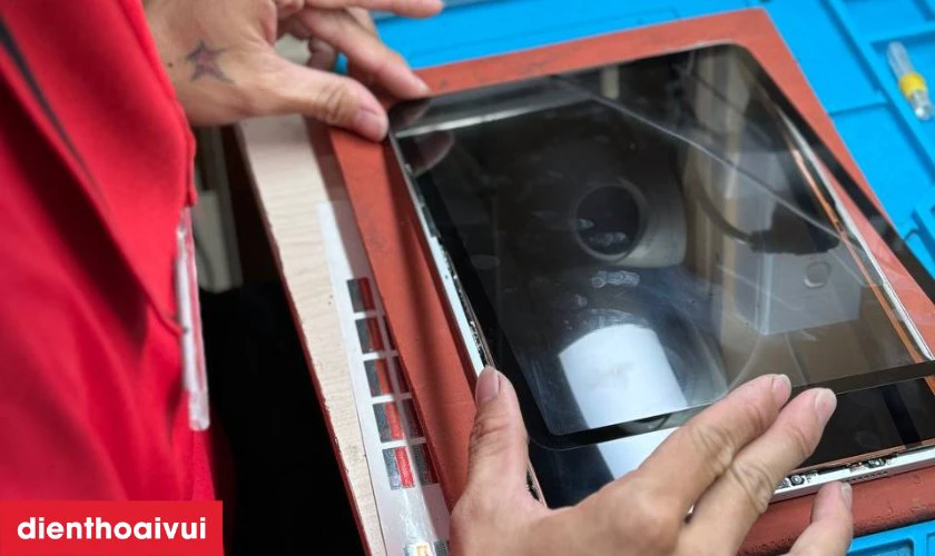 Thay &eacute;p k&iacute;nh Xiaomi Mi Pad 6S Pro l&agrave; g&igrave;?