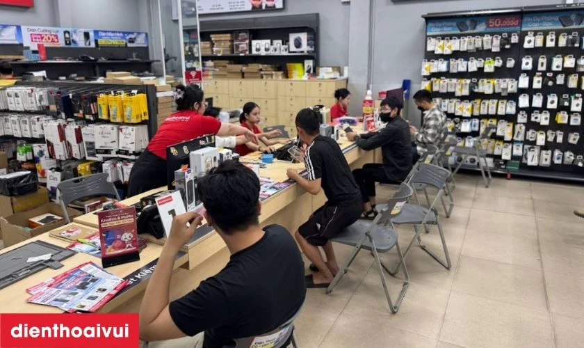 Quy tr&igrave;nh thay &eacute;p k&iacute;nh Xiaomi chuy&ecirc;n nghiệp, minh bạch tại Điện Thoại Vui