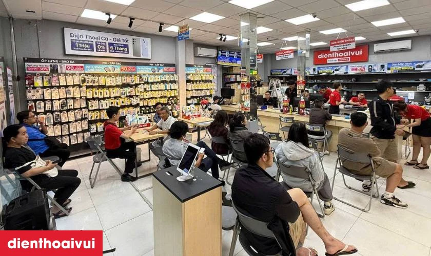 Địa chỉ thay &eacute;p k&iacute;nh Xiaomi Poco F7 uy t&iacute;n