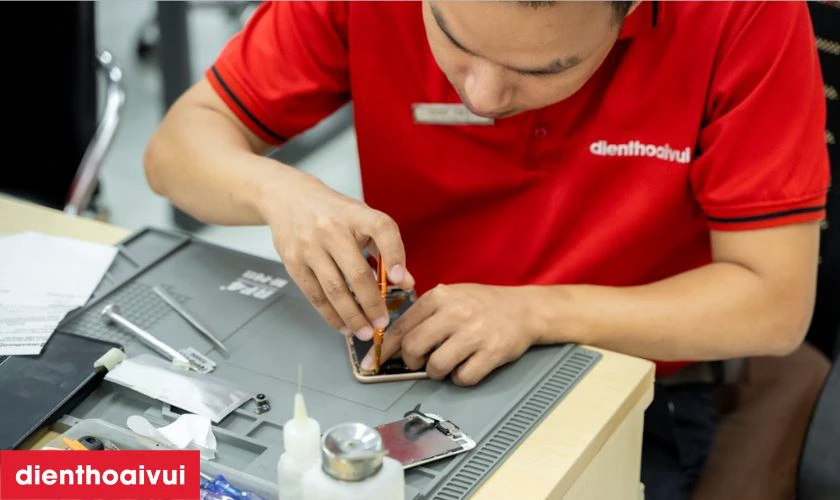 Tiến h&agrave;nh thay k&iacute;nh mới