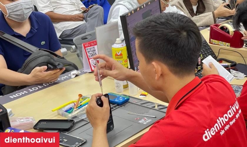Quy tr&igrave;nh thay &eacute;p k&iacute;nh minh bạch lấy liền tại Điện Thoại Vui