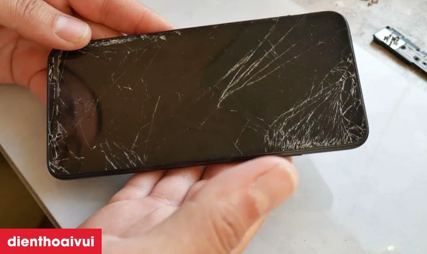 Màn hình bị nứt vỡ, trầy xước là dấu hiệu cần thay ép kính mới