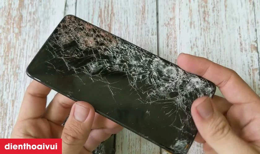 Nguy&ecirc;n nh&acirc;n khi&ecirc;́n Xiaomi Redmi Note 11R bị nứt