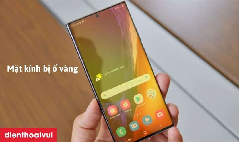 Mặt kính bị ố vàng, các đốm đen loang lổ, xỉn màu