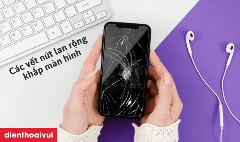 Các vết nứt, xước dăm lan rộng khắp màn hình