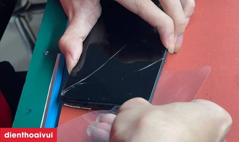 Thay ép kính mới cho điện thoại
