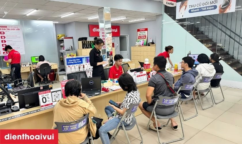 Quy tr&igrave;nh thay &eacute;p k&iacute;nh Xiaomi Redmi Note 13 minh bạch lấy liền tại Điện Thoại Vui