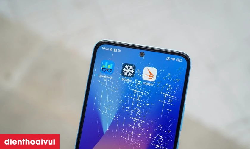 Va chạm trong khi sử dụng khiến k&iacute;nh bị trầy xước