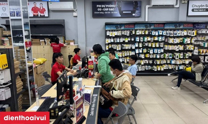 Thay &eacute;p k&iacute;nh Xiaomi Redmi Note 13 Pro Plus uy t&iacute;n tại Điện Thoại Vui