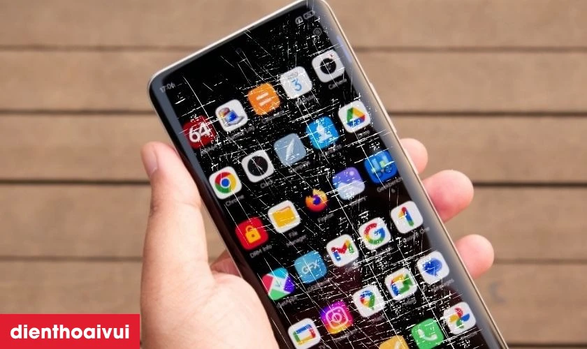 Va chạm mạnh khiến mặt k&iacute;nh bị trầy xước v&agrave; nứt vỡ