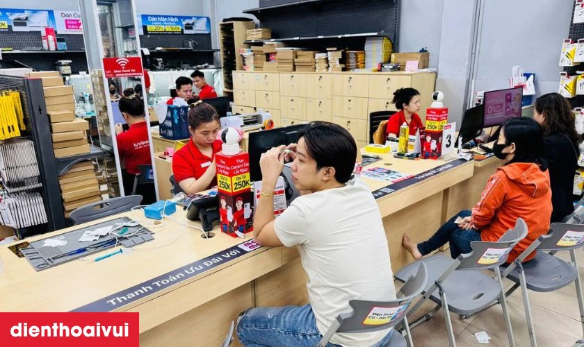 Kh&aacute;ch h&agrave;ng nhận m&aacute;y tại quầy trực tiếp