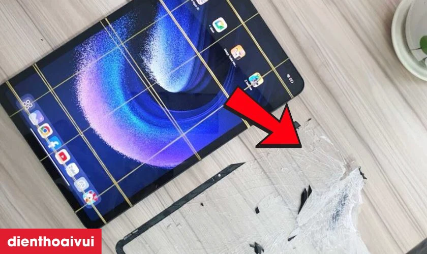 Mặt k&iacute;nh nứt vỡ cần thay &eacute;p k&iacute;nh mới để kh&ocirc;i phục