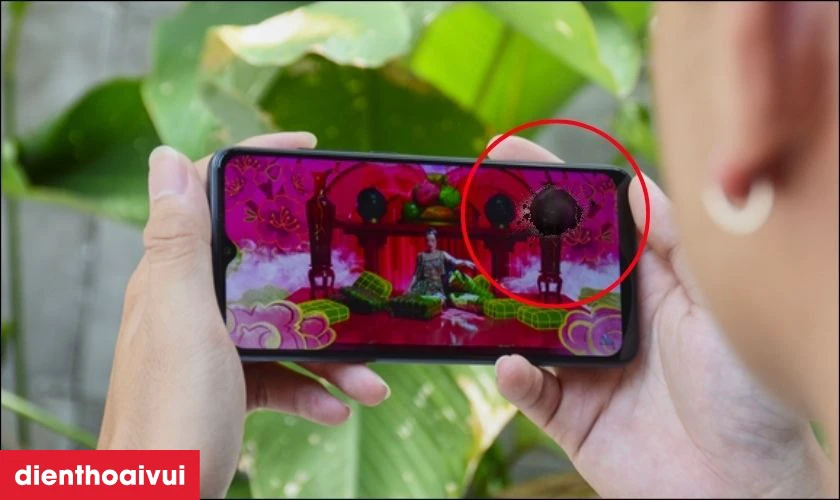 Xuất hiện các vết loang mực là dấu hiệu cần kiểm tra và thay ép kính