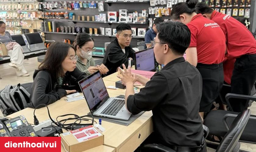 Quy tr&igrave;nh thay IC nguồn iPhone 13 Pro tại Điện Thoại Vui