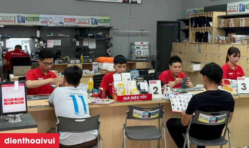 Quy tr&igrave;nh thay IC nguồn iPhone 14 tại Điện Thoại Vui