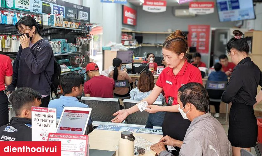 Dịch vụ thay IC nguồn iPhone XS Max uy t&iacute;n tại Điện Thoại Vui